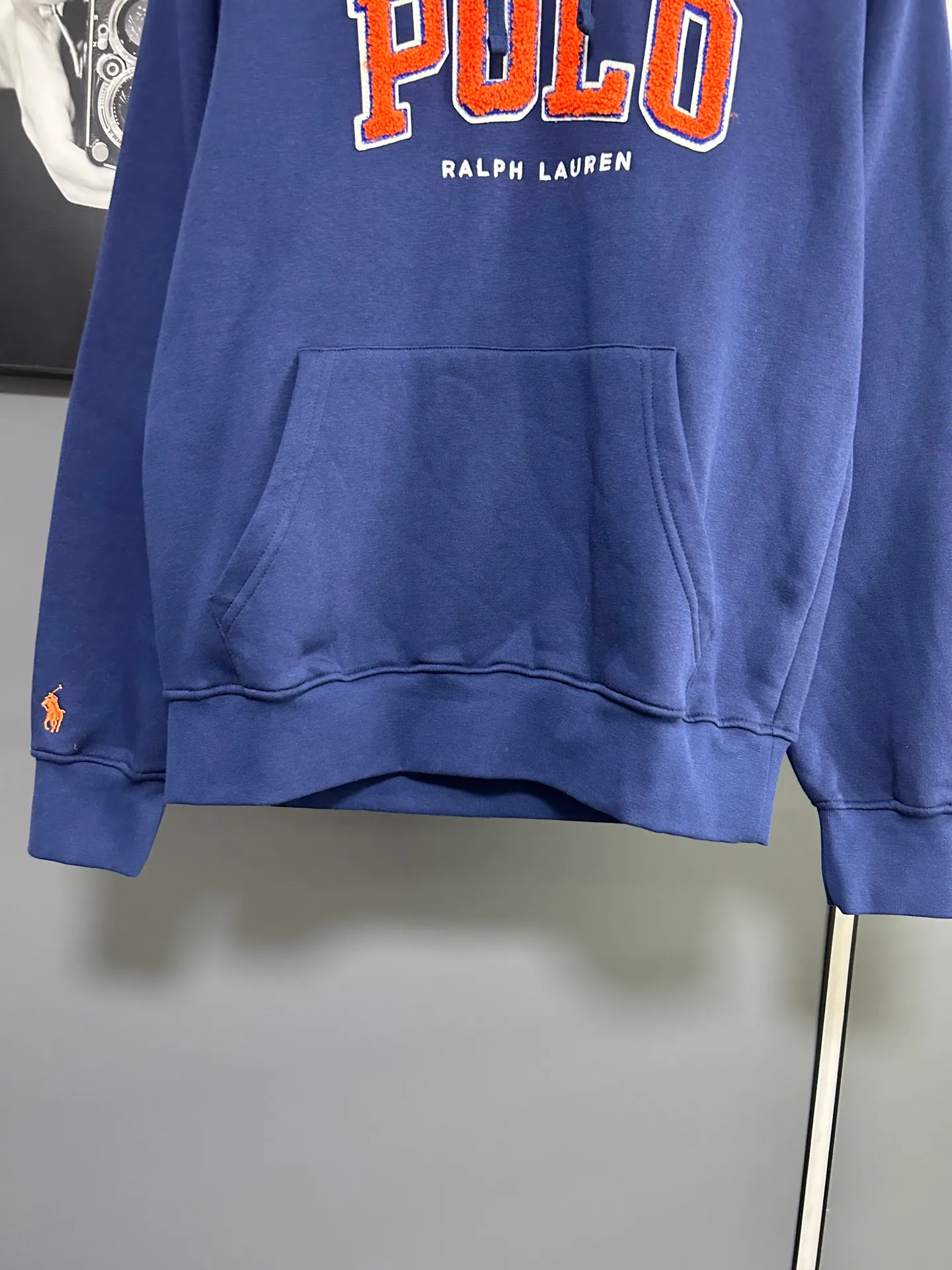 P230 𝗥𝗮𝗹𝗽𝗵 𝗟𝗮𝘂𝗿𝗲𝗻/Ralph Lauren🐎Towel embroidered hooded sweatshirt 380g Expo velvet hooded sweatshirt High-end official original one-to-one replica - customized original fabrics, accessories, hang tags, collar labels, and packaging are all made according to the original version to distinguish the cheap and wrong versions on the market This hooded sweatshirt is decorated with the simple style that represents Ralph Lauren and is paired with the classic Polo towel embroidery pattern, which is three-dimensional and full! The solid color fabric paired with exquisite embroidery instantly sets it off! Hooded sports design, loose and casual fit! The overall texture is very strong! Through the pictures, we can feel the thickness and texture of custom-woven and dyed threads. The workmanship is exquisite. They are shipped from major foreign trade factories. They are all made by masters with many years of experience. Everything is of high standards and requirements! Simple and versatile style ~ super delicate and soft, close to the body without being tied, all fabrics and accessories are original custom-made and of high quality! Perfectly reflects the brand’s sense of superiority! Standard cut, comfortable stretch, unrestricted movement! Highly practical, high-end and classy! Versatile style ~ can be paired with jeans or jogging pants. Ideal for transitioning from your morning commute to weekend events!  Color: Gray Blue Size: S-2XL